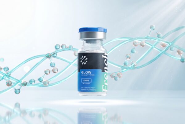 Flacon French Peptides Glow Blend avec double hélice de peptides cyan et cuivre, régénération cutanée