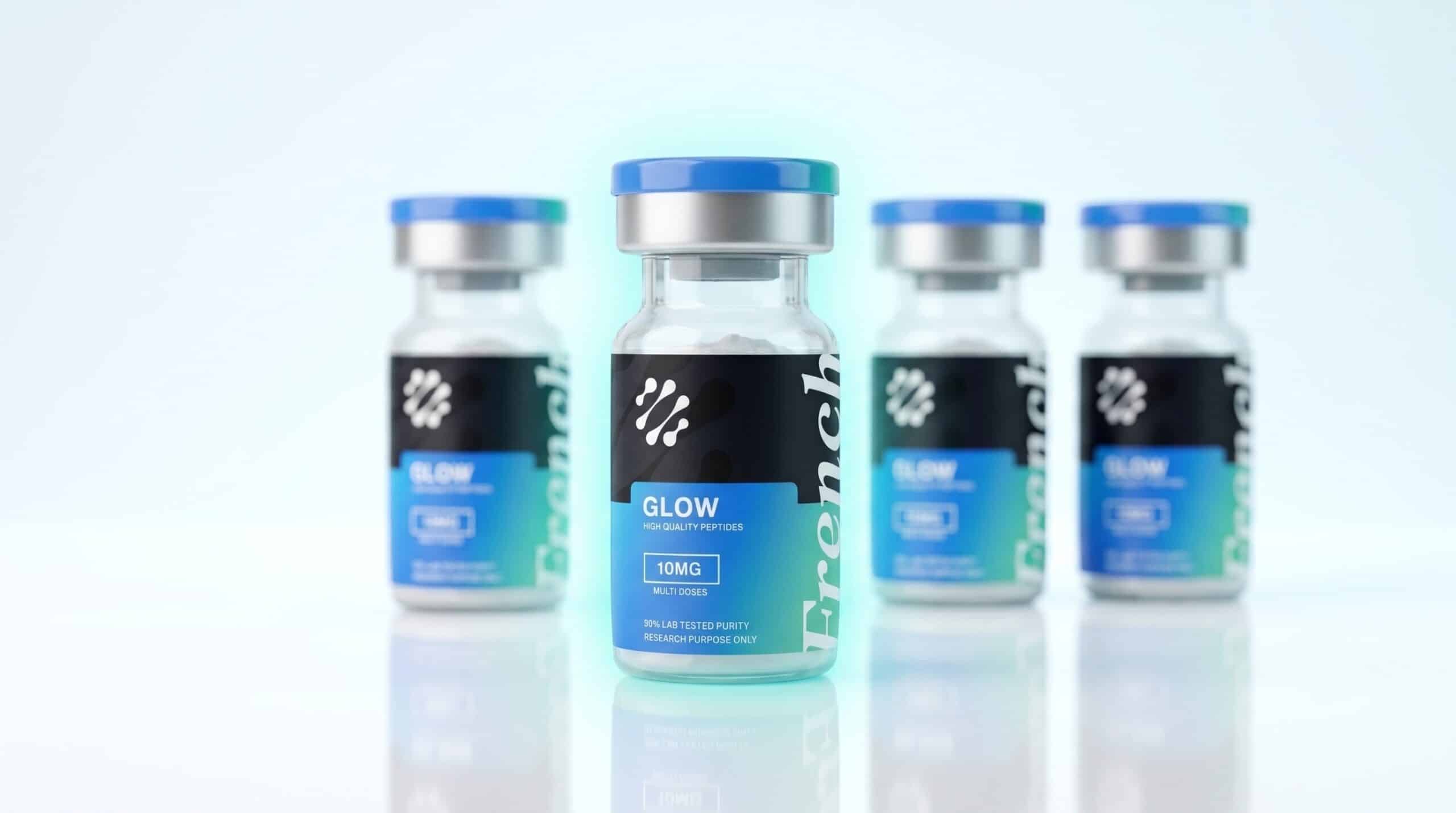 Comparaison: un flacon Glow Blend tout-en-un au premier plan, trois flacons de composants séparés en arrière-plan