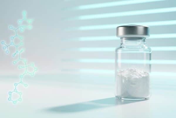 Vial de peptide de recherche sur fond blanc, design pharma éditorial moderne pour le marché belge