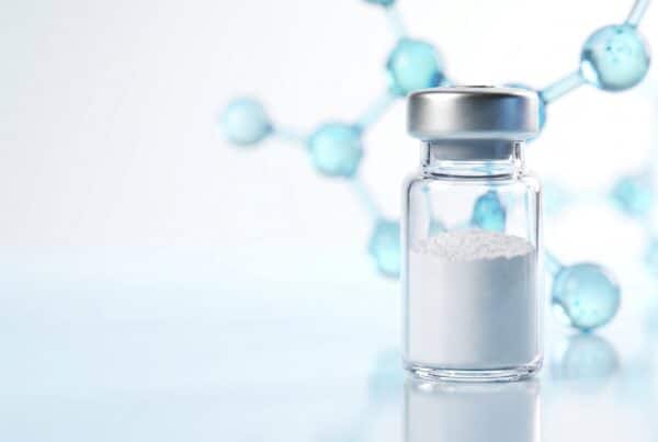 Flacon de retatrutide en poudre lyophilisée avec molécule peptidique en arrière-plan, ambiance pharmaceutique premium