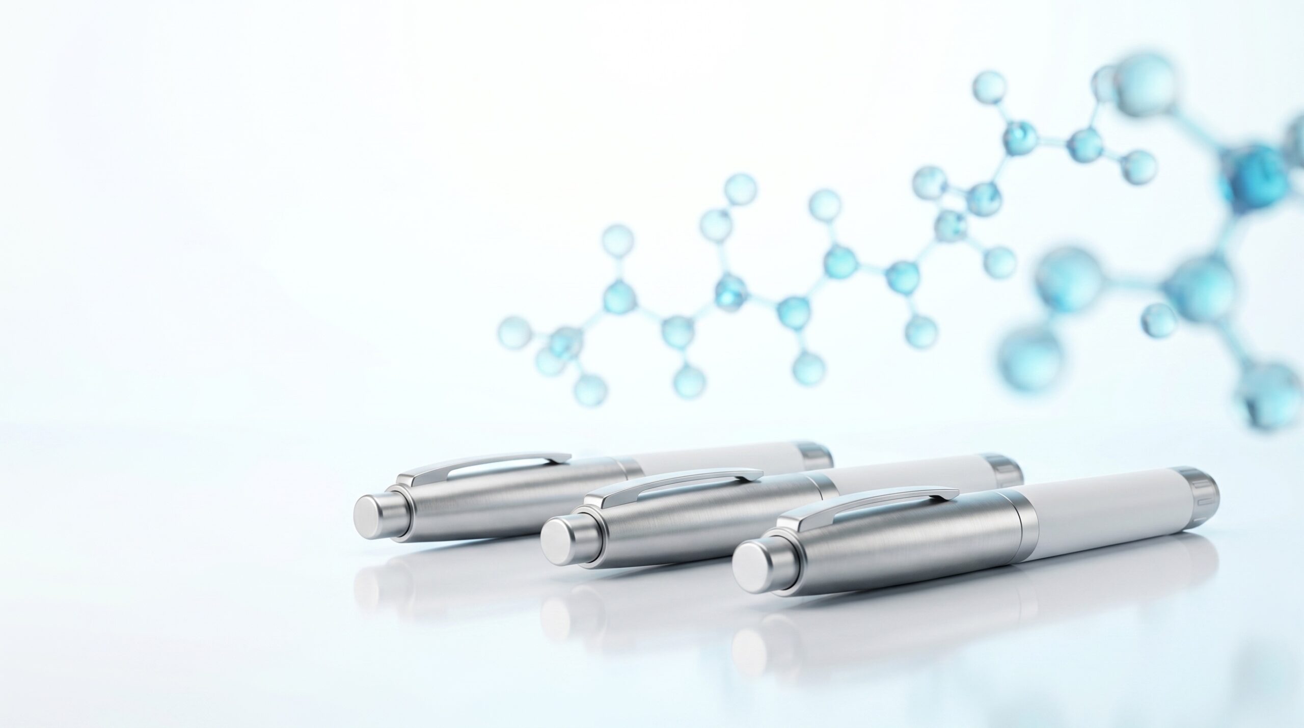 Trois stylos injecteurs pharmaceutiques GLP-1 alignés représentant les trois générations sémaglutide tirzépatide retatrutide, comparatif scientifique 2026