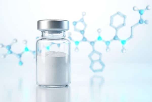 Flacon Ipamorelin lyophilisé pour recherche pharmacologique avec chaîne pentapeptidique Aib-His-D-2Nal-D-Phe-Lys glow cyan