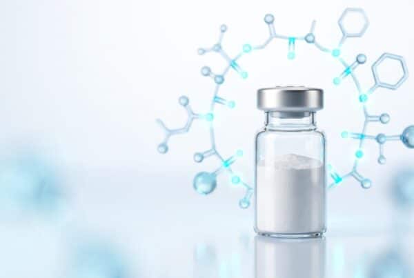 Flacon Melanotan-2 lyophilisé pour recherche pharmacologique avec chaîne moléculaire α-MSH analogue cyclique cyan