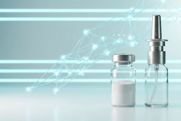 Vial de Selank et spray nasal premium sur fond blanc avec ondes neuronales cyan, design pharma éditorial moderne
